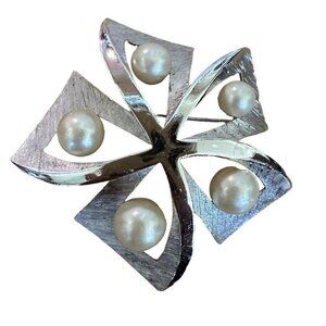 VTG Crown Trifari Brooch Pin 1.625 Inch Windmill Faux Pearls Silver Tone MCM‎